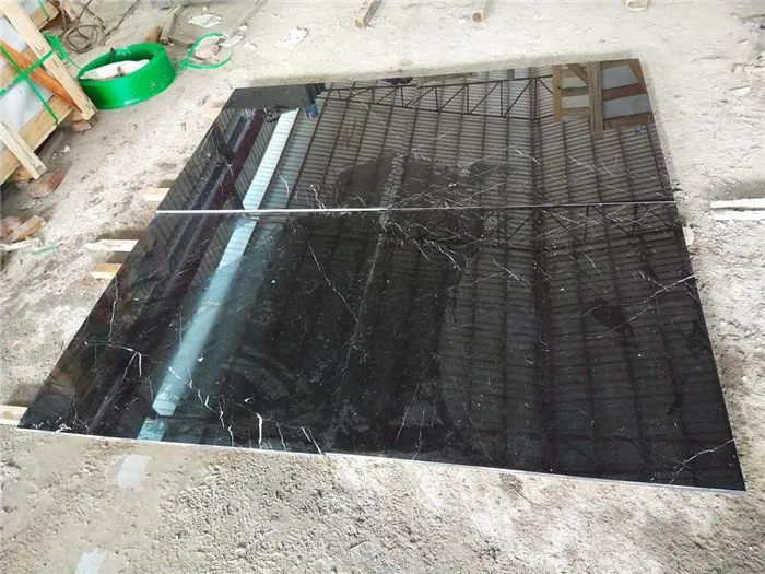 Кухня з чорною мармуровою підлогою