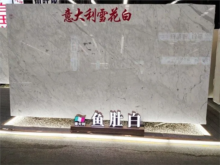 Статуя з каррарського мармуру