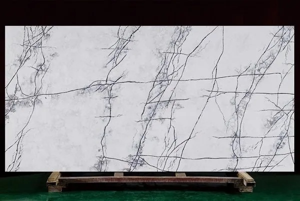 Білий кварц із сірими прожилками