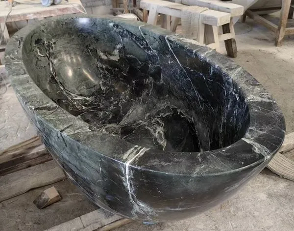 Зелена мармурова ванна