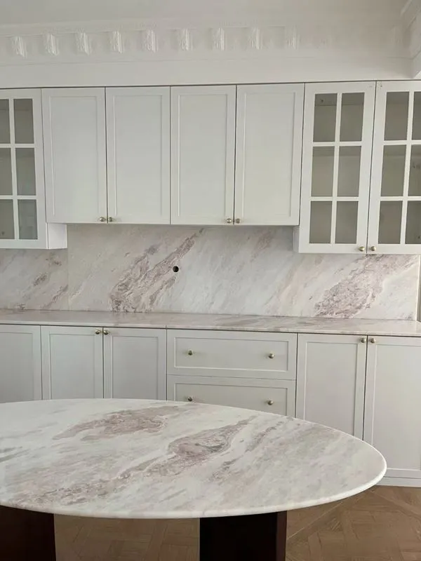 Білі та рожеві мармурові стільниці