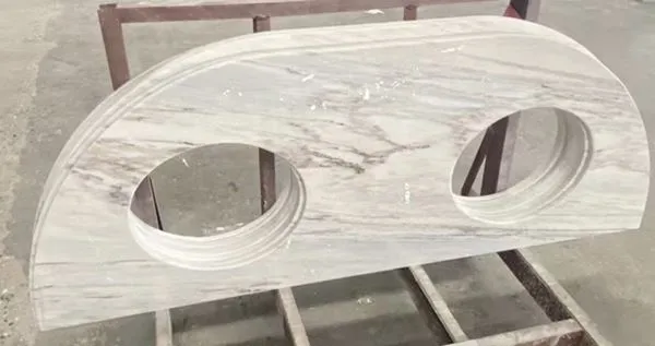 Ванна кімната з білого мармуру